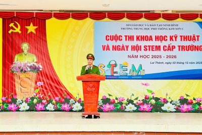 TRƯỜNG THPT KIM SƠN C PHỐI HỢP CÔNG AN XÃ LAI THÀNH TỔ CHỨC TUYÊN TRUYỀN PHÁP LUẬT VỀ PHÒNG, CHỐNG TỘI PHẠM VỊ THÀNH NIÊN